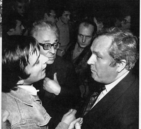 Au centre, entre Alain Robert (Ordre Nouveau/ Parti des Forces Nouvelles) et Jean-Marie Le Pen. Le GUD et Le PFN tentent d’empêcher Jean-Marie Le Pen de tenir un meeting à la faculté d’Assas, fief du GUD, le 14 décembre 1977.