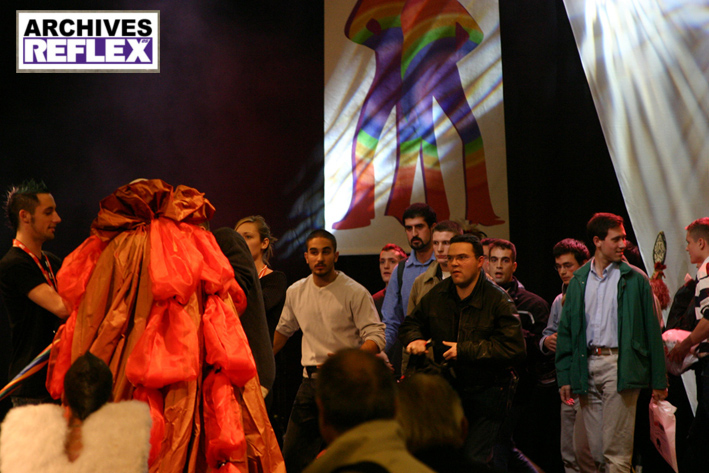Une des actions organisées par le RED à ses origines en octobre 2005, contre le salon homosexuel Rainbow attitude. Les militants font alors incursion sur le podium emmenés par deux dirigeants des Jeunesses Libanaises Chrétiennes, Tony Baroud et Philippe Sfeir.