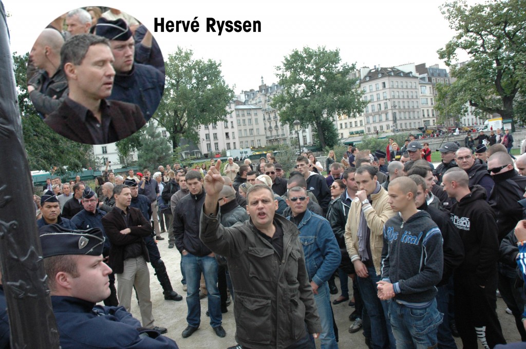 Sur la gauche, bras croisés, Hervé Ryssen