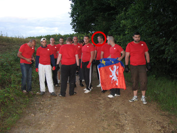 La Young Army Lyon avant une rencontre forestière, Malko en second plan