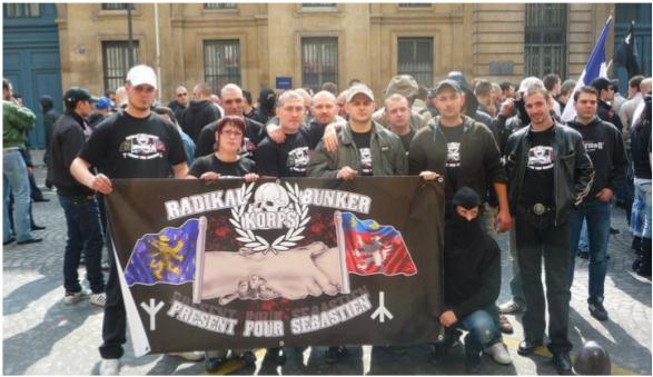 C9M 2010 à Paris. « Malko » tout a gauche avec casquette blanche en compagnie des néo-nazis du Bunker Korps (Lyon) et du Radikal Korps (Franche-Comté).