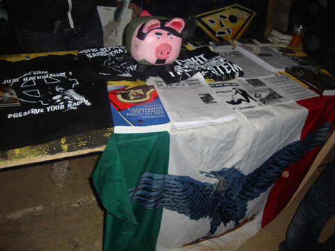 29 Juin 2013 « table de presse ». L'humour gudar : la tirelire mi cochon – mi Hitler. On remarquera également le drapeau de la République Sociale Italienne de Mussolini.
