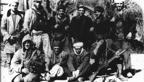 Des paras du 8me R.P.C. en opération d’infiltration dans les zones tenues par le FLN lors de la guerre d’Algérie. R. Holeindre est au 2nd rang à ... l’extrême droite, mais ça on le sait depuis longtemps !
