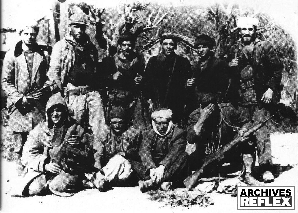 Des paras du 8me R.P.C. en opération d’infiltration dans les zones tenues par le FLN lors de la guerre d’Algérie. R. Holeindre est au 2nd rang à … l’extrême droite, mais ça on le sait depuis longtemps !